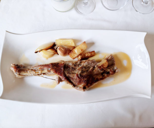 Paletilla-de-cabrito-lechal-al-horno-con-guarnicion, receta-cabrito lechal, cocinar-cabrito-lechal, receta- cordero-lechal, paletilla-lechal